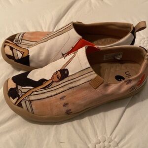 UIN women’s shoes size 9